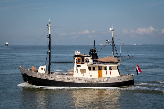 fishiong boat out at sea BoaTzNow